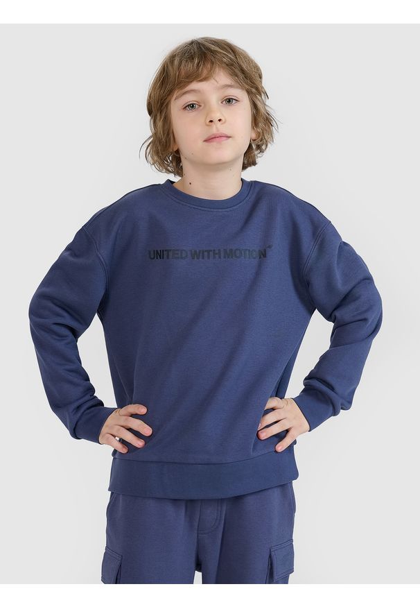 4f - 4F Bluza dresowa nierozpinana bez kaptura chłopięca - granatowa 140 (9-10 lat). Okazja: na co dzień. Typ kołnierza: bez kaptura. Kolor: szary. Materiał: dresówka. Wzór: gładki, ze splotem, nadruk, napisy. Sezon: lato. Styl: klasyczny, sportowy, casual