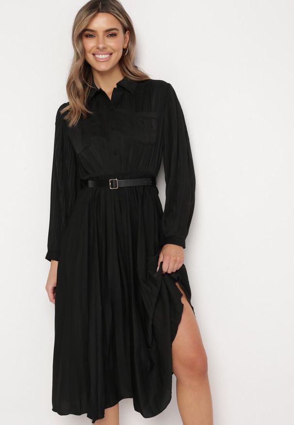 Born2be - Czarna Plisowana Sukienka Midi z Paskiem z Kołnierzykiem i Kieszeniami Themirlla. Kolor: czarny. Wzór: aplikacja. Długość: midi