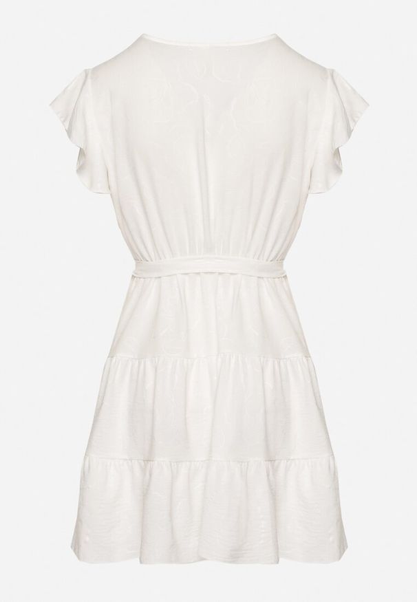 Born2be - Biała Kopertowa Sukienka Ozdobiona Falbanami i Paskiem Liliessa. Okazja: na co dzień. Typ kołnierza: dekolt w kształcie V. Kolor: biały. Wzór: aplikacja. Typ sukienki: kopertowe. Styl: casual, klasyczny, elegancki