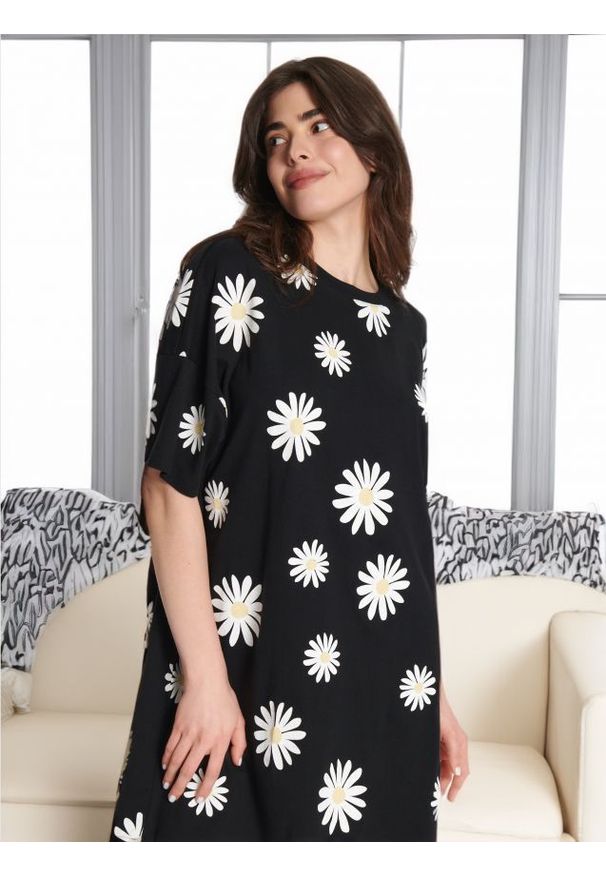 Sinsay - Koszula nocna - czarny. Kolor: czarny. Materiał: bawełna. Wzór: nadruk