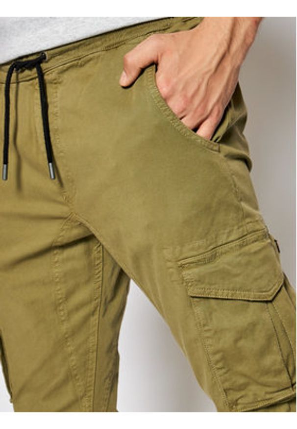 Alpha Industries Joggery 116202 Zielony Tapered Fit. Kolor: zielony. Materiał: bawełna