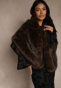 Renee - Brązowe Futerkowe Ponczo Szal Typu Etola Aezney. Okazja: na imprezę. Kolor: brązowy. Materiał: satyna. Styl: wizytowy, elegancki #1