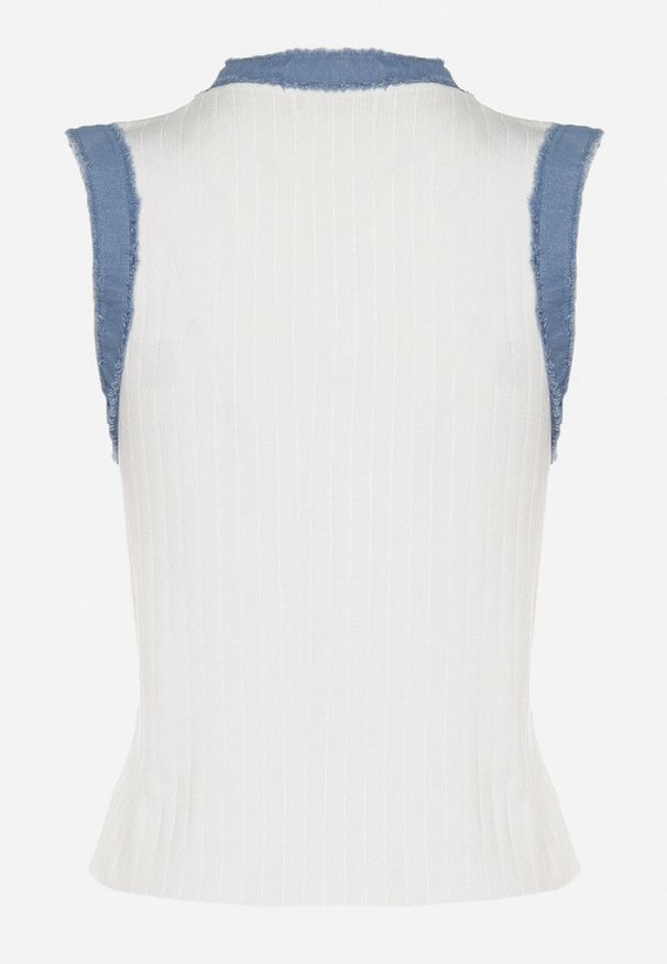 Born2be - Biała Bluzka z Wiskozą i Ozdobnymi Guzikami Nattelia. Okazja: na co dzień. Typ kołnierza: kołnierzyk klasyczny. Kolor: biały. Materiał: wiskoza. Długość rękawa: krótki rękaw. Długość: krótkie. Styl: elegancki, casual, klasyczny