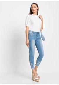 bonprix - Dżinsy o kroju skinny, mid waist. Kolor: niebieski. Wzór: haft #2