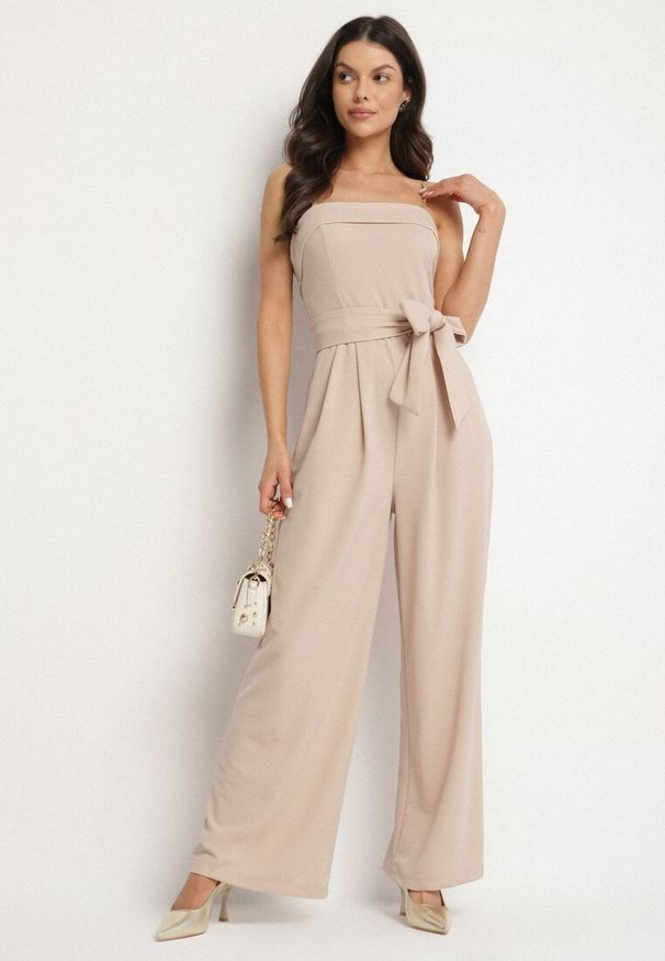 Born2be - Beżowy Kombinezon Ozdobiony Paskiem z Szerokimi Nogawkami Deolise. Kolor: beżowy. Długość rękawa: na ramiączkach. Wzór: aplikacja. Styl: elegancki