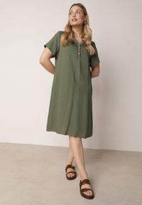 Born2be - Ciemnozielona Wiskozowa Sukienka o Pudełkowym Kroju z Dekoltem V z Guzikami Berborin. Okazja: na co dzień, do pracy. Kolekcja: plus size. Kolor: zielony. Materiał: wiskoza. Typ sukienki: dla puszystych, proste. Styl: casual, klasyczny #1