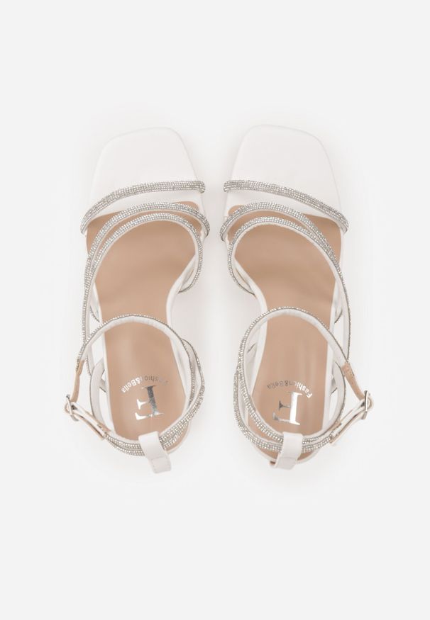Born2be - Białe Eleganckie Sandały na Szpilce Ozdobione Cyrkoniowymi Paskami Vikiaele. Zapięcie: pasek. Kolor: biały. Wzór: aplikacja. Obcas: na szpilce. Styl: elegancki