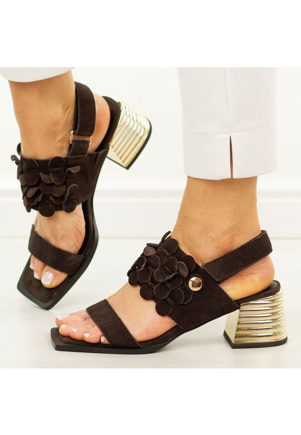 Brązowe skórzane sandały damskie DiA 3145. Zapięcie: rzepy. Kolor: brązowy. Materiał: skóra, zamsz. Wzór: aplikacja. Sezon: wiosna, lato. Obcas: na obcasie. Styl: elegancki, klasyczny, wizytowy. Wysokość obcasa: średni