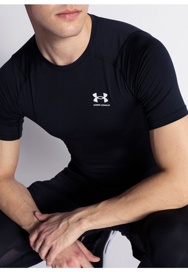 Koszulka męska treningowa czarna Under Armour Heat Gear. Kolor: czarny. Materiał: materiał. Sezon: lato. Sport: fitness