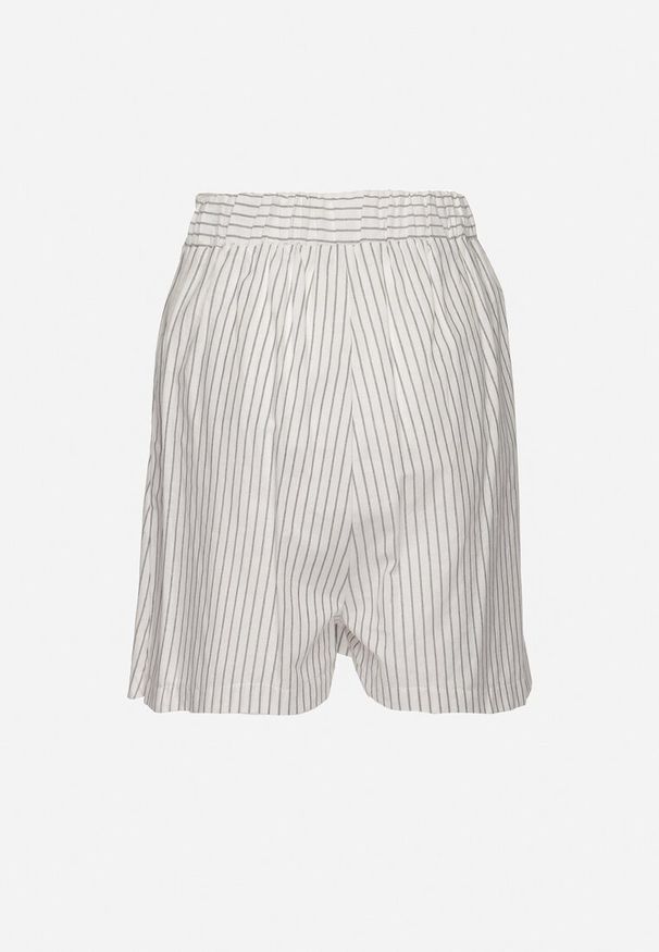 Born2be - Białe Bawełniane Szorty Spódnica w Paski Breezea. Kolor: biały. Materiał: bawełna. Wzór: paski. Sezon: lato. Styl: elegancki, wakacyjny