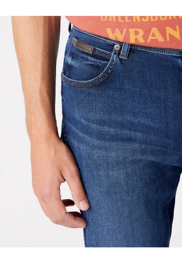 Wrangler - WRANGLER TEXAS SLIM MĘSKIE SPODNIE JEANSOWE BLUE SILK W12SCV39Z 112145789