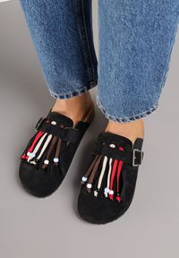 Renee - Czarne Klapki Mule z Oryginalnym Zdobieniem z Frędzlami Beladde. Okazja: na plażę. Kolor: czarny. Materiał: len, jeans. Wzór: aplikacja. Styl: boho #5
