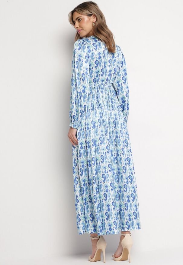 Born2be - Niebiesko-Biała Satynowa Sukienka Maxi Ozdobiona Wzorem Paisley z Gumką w Pasie Wirlena. Kolor: niebieski. Materiał: satyna. Wzór: paisley, aplikacja. Długość: maxi