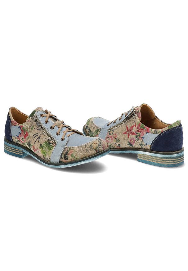 Niebieskie Półbuty Maciejka Wygodne Buty Damskie. Okazja: na uczelnię, do pracy, na co dzień. Zapięcie: sznurówki. Kolor: niebieski. Szerokość cholewki: normalna. Wzór: kwiaty, nadruk, kolorowy. Materiał: tkanina, skóra, jeans, zamsz, materiał. Sezon: lato. Obcas: na obcasie. Styl: casual. Wysokość obcasa: niski