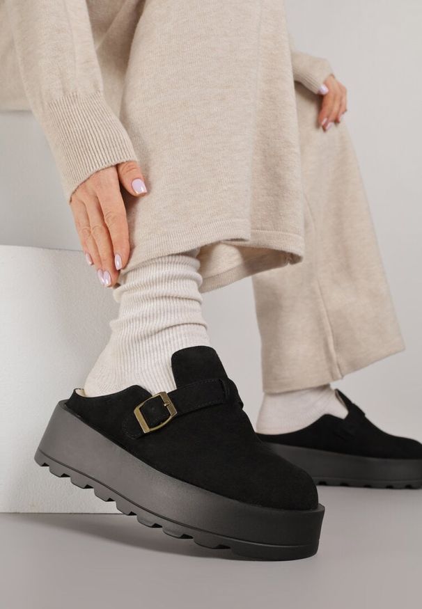 Renee - Czarne Śniegowce na Grubej Podeszwie z Niską Cholewką i Ozdobną Klamerką Vetibela. Wysokość cholewki: przed kostkę. Nosek buta: okrągły. Kolor: czarny. Materiał: zamsz, futro. Szerokość cholewki: normalna. Sezon: zima. Obcas: na koturnie. Wysokość obcasa: średni