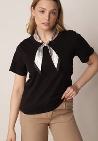 Born2be - Czarny T-shirt z Bawełny w Klasycznym Stylu z Apaszką Bluestel. Okazja: do pracy, na co dzień, na spotkanie biznesowe. Kolor: czarny. Materiał: bawełna. Długość: długie. Styl: klasyczny #1