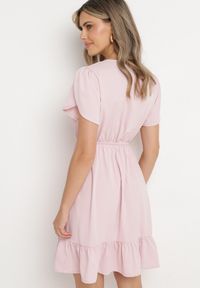 Born2be - Jasnoróżowa Rozkloszowana Sukienka z Gumką w Talii i Falbanką Welimia. Kolor: różowy #5