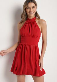 Born2be - Czerwona Sukienka o Bufiastym Kroju z Wiązaniem i Dekoltem Halter Alandoria. Typ kołnierza: dekolt halter. Kolor: czerwony. Materiał: tkanina. Sezon: lato. Styl: klasyczny #3