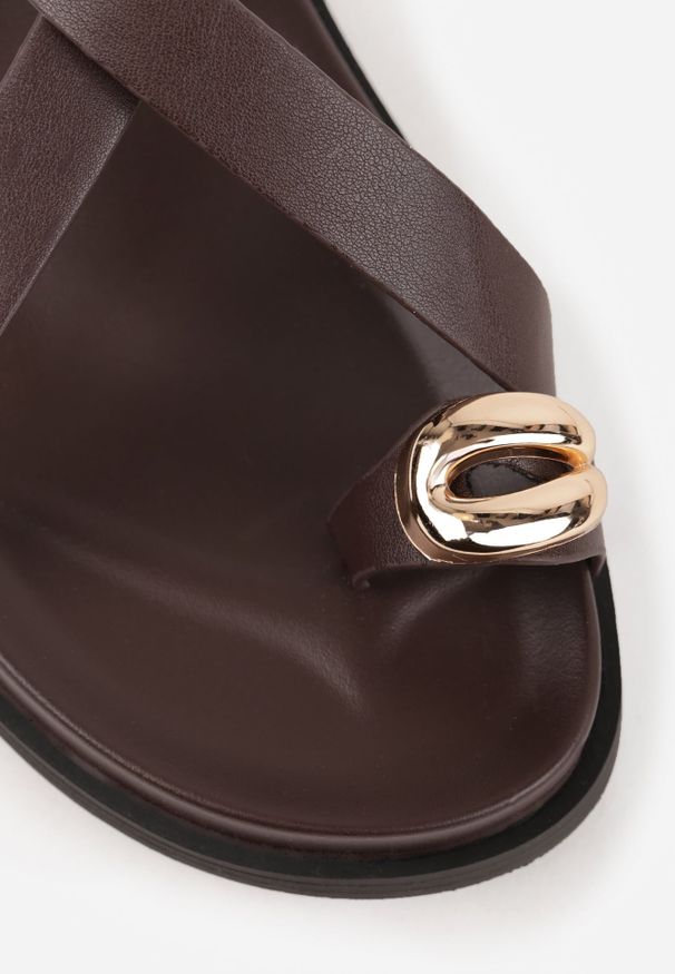 Renee - Ciemnobrązowe Sandały w Stylu Japonek VICES z Paskiem na Palec i Zdobieniem Lilvia. Okazja: na co dzień, na imprezę. Zapięcie: pasek. Kolor: brązowy. Materiał: satyna. Wzór: aplikacja. Sezon: lato. Styl: elegancki, casual