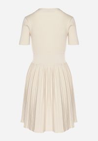 Born2be - Jasnobeżowa Sukienka z Wiskozy o Rozkloszowanym Kroju z Plisami i Guzikami Alusena. Okazja: na co dzień. Kolor: beżowy. Materiał: wiskoza. Typ sukienki: rozkloszowane. Styl: elegancki, casual #6