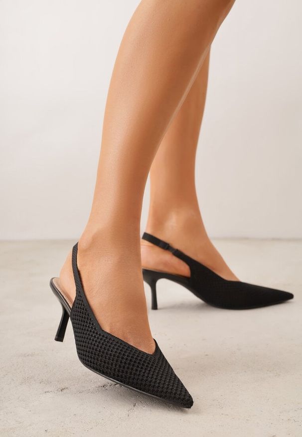 Renee - Czarne Sandały Slingback z Ażurową Cholewką i Szpiczastym Noskiem Beethovia. Okazja: na ślub cywilny, na wesele, na imprezę. Nosek buta: szpiczasty. Kolor: czarny. Materiał: jeans. Szerokość cholewki: normalna. Wzór: ażurowy. Styl: wizytowy