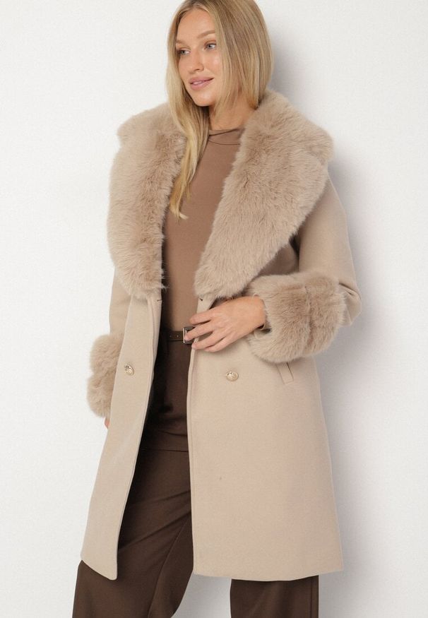 Born2be - Beżowy Elegancki Płaszcz o Dwurzędowym Kroju z Futerkiem Landrie. Okazja: na co dzień. Kolor: beżowy. Materiał: futro. Styl: elegancki