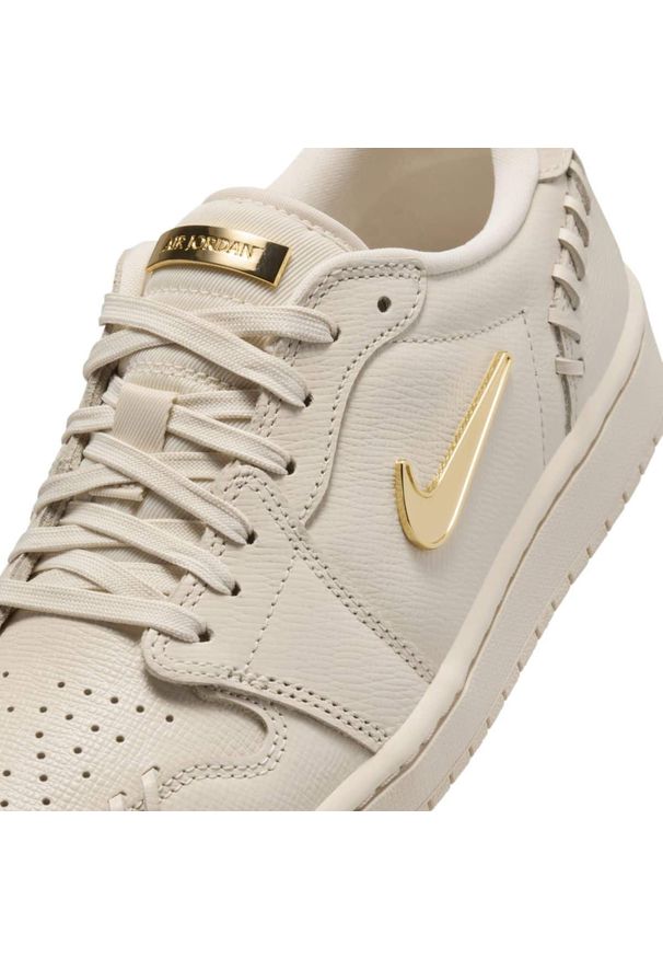 Nike Air Jordan 1 Low MM Legend Light Brown Sneakersy damskie. Okazja: na co dzień. Kolor: beżowy. Materiał: skóra. Szerokość cholewki: normalna. Model: Nike Air Jordan