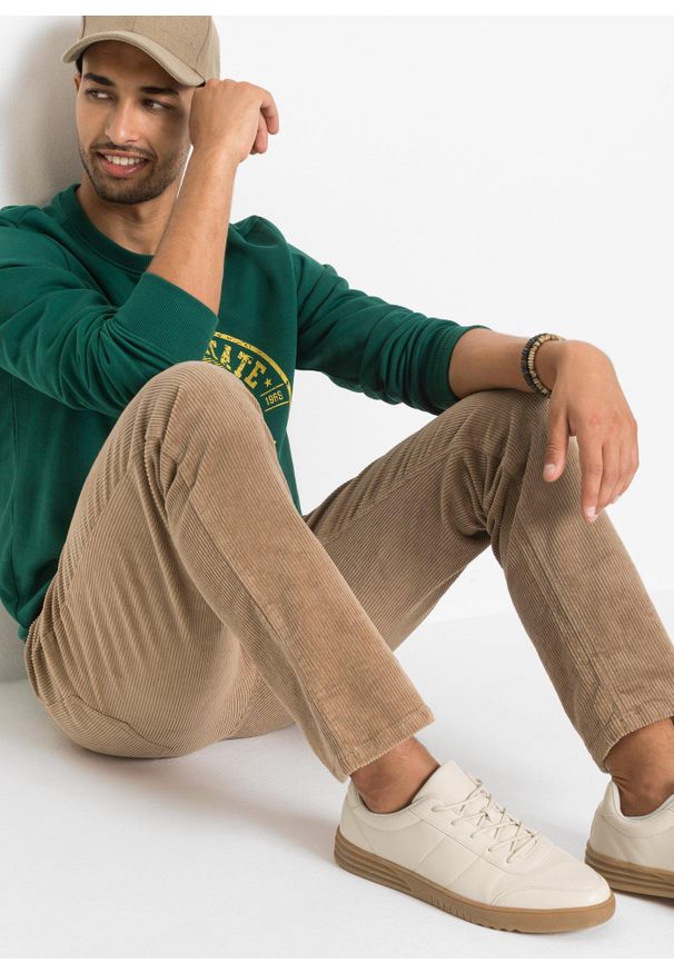 bonprix - Spodnie sztruksowe ze stretchem Regular Fit, w wygodnym fasonie. Kolor: brązowy. Materiał: sztruks