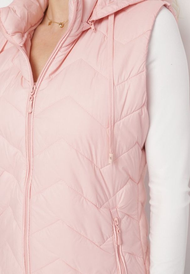 Born2be - Różowa Kamizelka Pikowana z Odpinanym Kapturem Ariluna. Okazja: na co dzień. Kolor: różowy. Materiał: jeans. Styl: casual, elegancki, sportowy