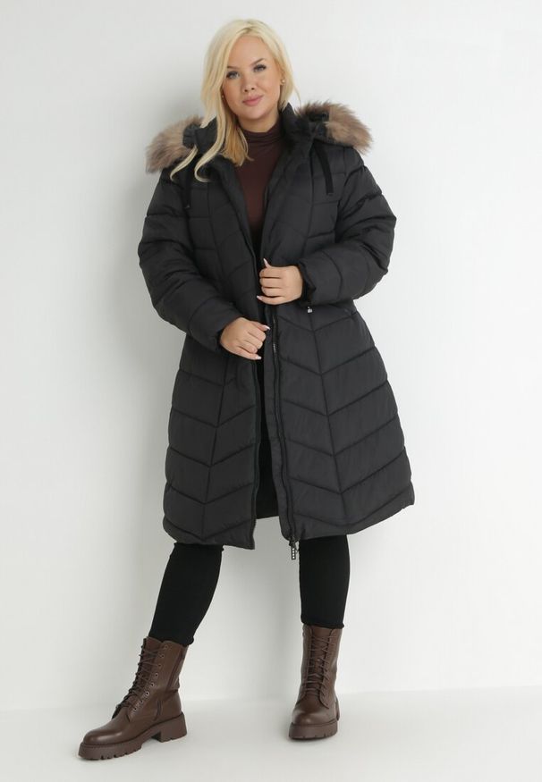 Born2be - Czarna Kurtka Pikowana z Futerkiem Izefia. Okazja: na co dzień. Kolekcja: plus size. Kolor: czarny. Materiał: futro. Długość rękawa: długi rękaw. Długość: długie. Wzór: aplikacja. Styl: elegancki, casual