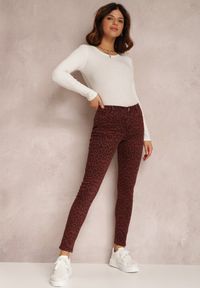 Renee - Bordowe Spodnie Skinny Iominna. Kolor: czerwony. Materiał: jeans. Długość: długie. Wzór: aplikacja, nadruk. Styl: klasyczny