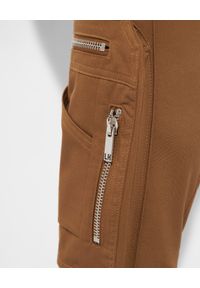 Les Hommes - LES HOMMES - Brązowe spodnie cargo. Kolor: brązowy. Materiał: bawełna. Wzór: aplikacja. Styl: elegancki #3