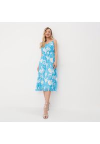 Mohito - Niebieska sukienka midi w kwiaty - Niebieski. Kolor: niebieski. Wzór: kwiaty. Długość: midi #1