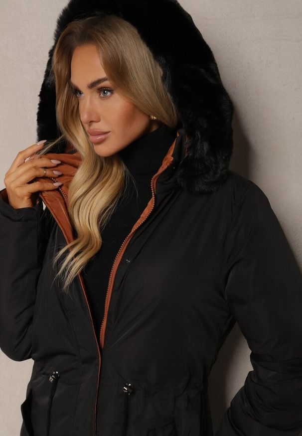 Renee - Czarna Długa Kurtka Płaszcz o Dwustronnym Fasonie z Kapturem Astrae. Typ kołnierza: kaptur. Kolor: czarny. Materiał: futro. Długość: długie. Wzór: aplikacja, gładki