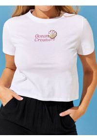 Sinsay - Bawełniany crop top z haftowanym napisem i aplikacją w kształcie muszelki - biały. Kolor: biały. Materiał: bawełna. Wzór: napisy, aplikacja, haft #1