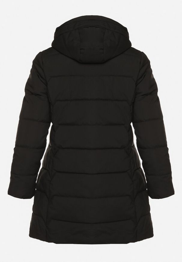 Born2be - Czarna Pikowana Kurtka o Taliowanym Fasonie z Kapturem Acindrie. Okazja: na co dzień, na spotkanie biznesowe. Typ kołnierza: kaptur. Kolekcja: plus size. Kolor: czarny. Materiał: jeans, poliester. Wzór: aplikacja. Sezon: zima. Styl: casual, biznesowy