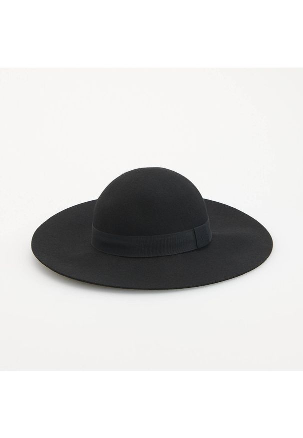 Reserved - Wełniany kapelusz z dekoracyjnym paskiem - Czarny. Kolor: czarny. Materiał: wełna