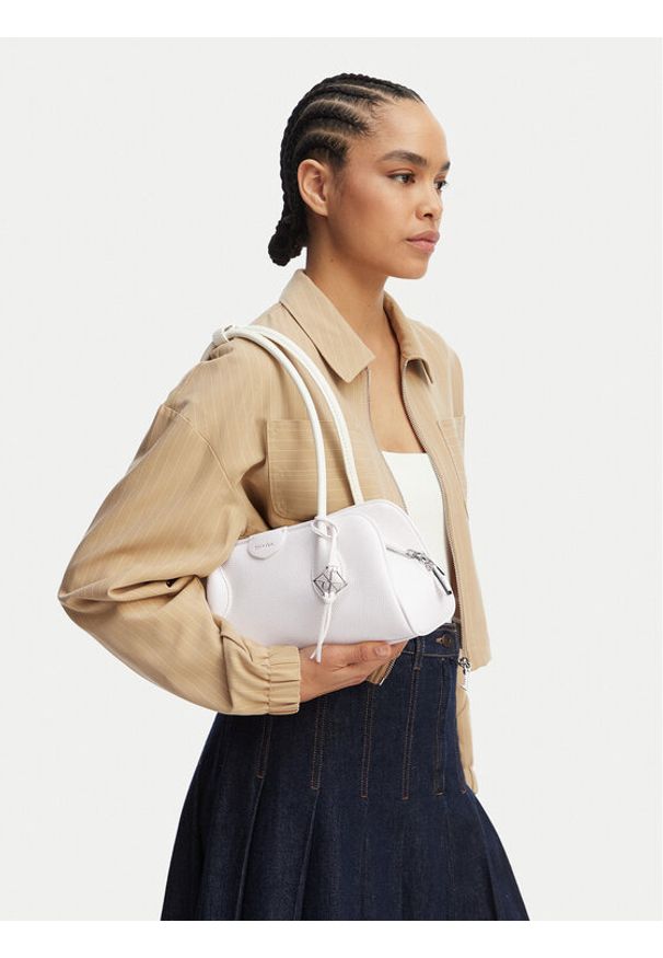 Calvin Klein Torebka Quilted Nylon Medium Shoulder Ba LV04F3743G Biały. Kolor: biały. Materiał: skórzane