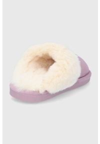 Answear Lab Kapcie kolor różowy. Nosek buta: okrągły. Kolor: fioletowy. Materiał: guma. Styl: wakacyjny