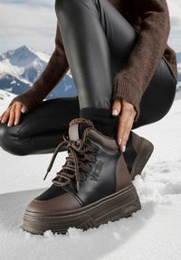 Born2be - Czarno-Brązowe Sneakersy Śniegowce Vices na Grubej Podeszwie z Tłoczeniem Ozdobione Napisem Fettania. Okazja: na co dzień. Kolor: czarny. Materiał: skóra, jeans, puch. Wzór: napisy, aplikacja #1