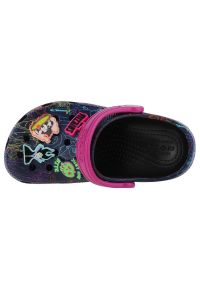 Klapki Crocs Disney Villains Classic Kids Clog 207722-001 niebieskie. Kolor: niebieski. Materiał: syntetyk. Wzór: motyw z bajki. Sezon: lato #3