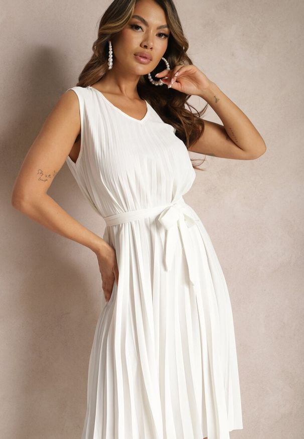Renee - Biała Plisowana Sukienka Midi z Plisami na Dole i Paskiem w Talii Wrensilva. Kolor: biały. Materiał: materiał. Styl: elegancki. Długość: midi