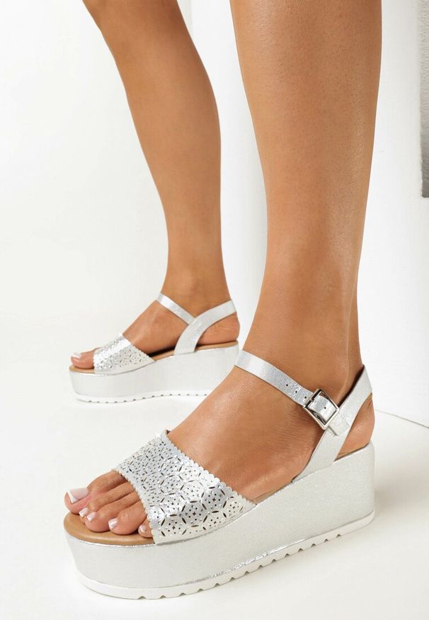 Born2be - Srebrne Sandały na Koturnie i Platformie z Szerokim Paskiem i Cyrkoniami Velain. Zapięcie: pasek. Kolor: srebrny. Sezon: lato. Obcas: na koturnie
