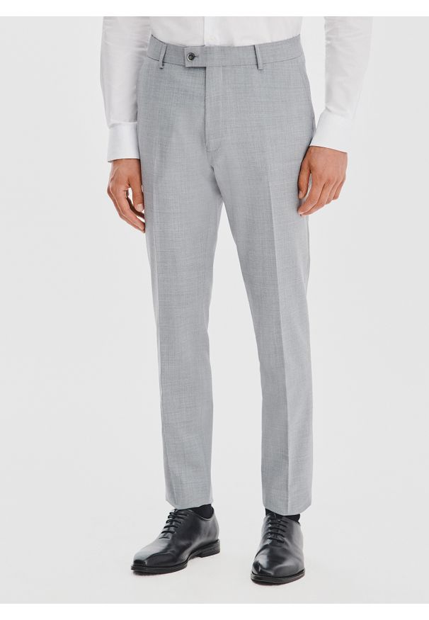 Pako Lorente - PAKO LORENTE – Gładkie szare spodnie garniturowe. Okazja: na spotkanie biznesowe. Kolor: szary. Materiał: wełna, poliester. Wzór: gładki. Styl: biznesowy