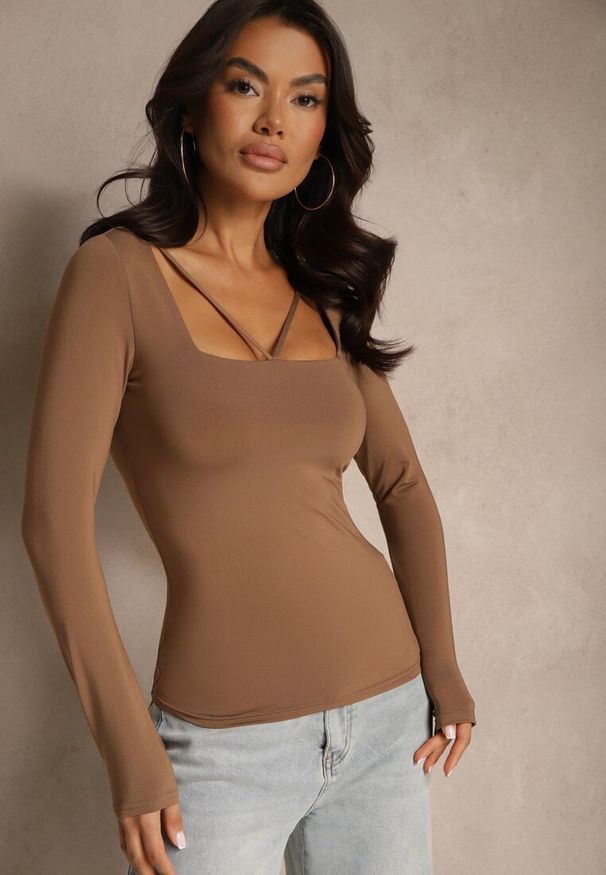 Renee - Brązowa Bluzka z Wiskozą Ozdobiona Paskami przy Dekolcie Tatosira. Kolor: brązowy. Materiał: wiskoza. Wzór: aplikacja