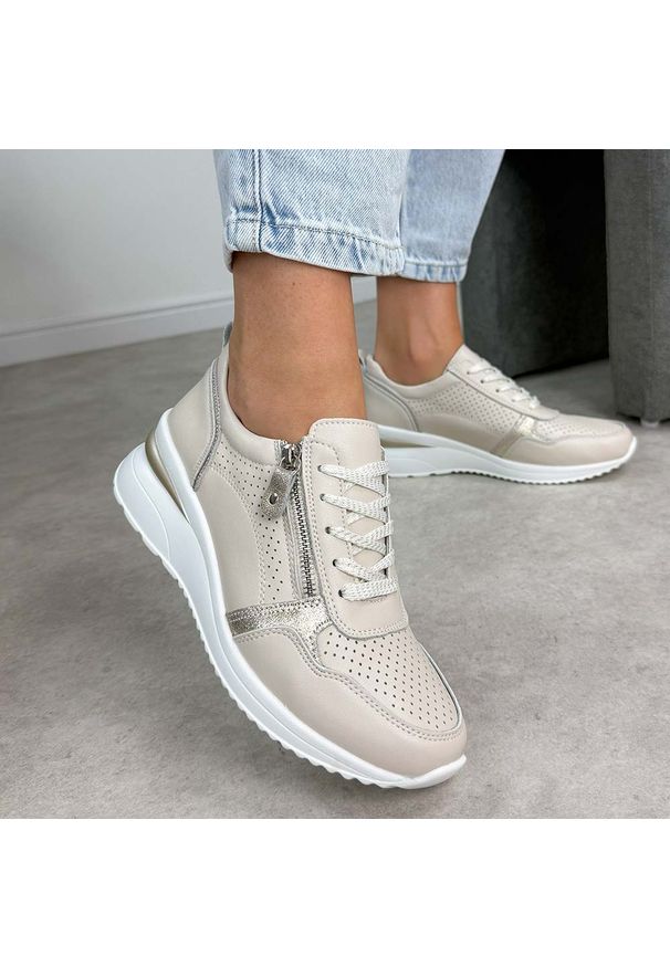 Beżowe skórzane sneakersy damskie na koturnie Cambell 94311. Okazja: na co dzień. Zapięcie: sznurówki. Kolor: beżowy. Materiał: skóra. Szerokość cholewki: normalna. Sezon: wiosna, lato, jesień. Obcas: na koturnie. Styl: elegancki, casual, klasyczny, sportowy