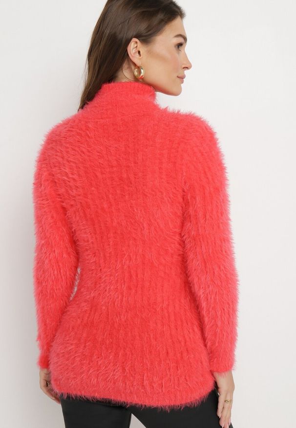 Born2be - Ciemnoróżowy Puchaty Golf z Wełną i Długim Rękawem Bullame. Typ kołnierza: golf. Kolor: różowy. Materiał: wełna. Długość rękawa: długi rękaw. Długość: długie. Wzór: jednolity