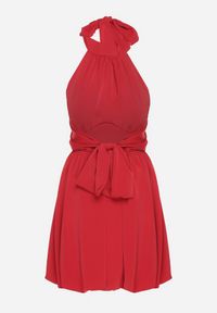 Born2be - Czerwona Sukienka o Bufiastym Kroju z Wiązaniem i Dekoltem Halter Alandoria. Typ kołnierza: dekolt halter. Kolor: czerwony. Materiał: tkanina. Sezon: lato. Styl: klasyczny #5