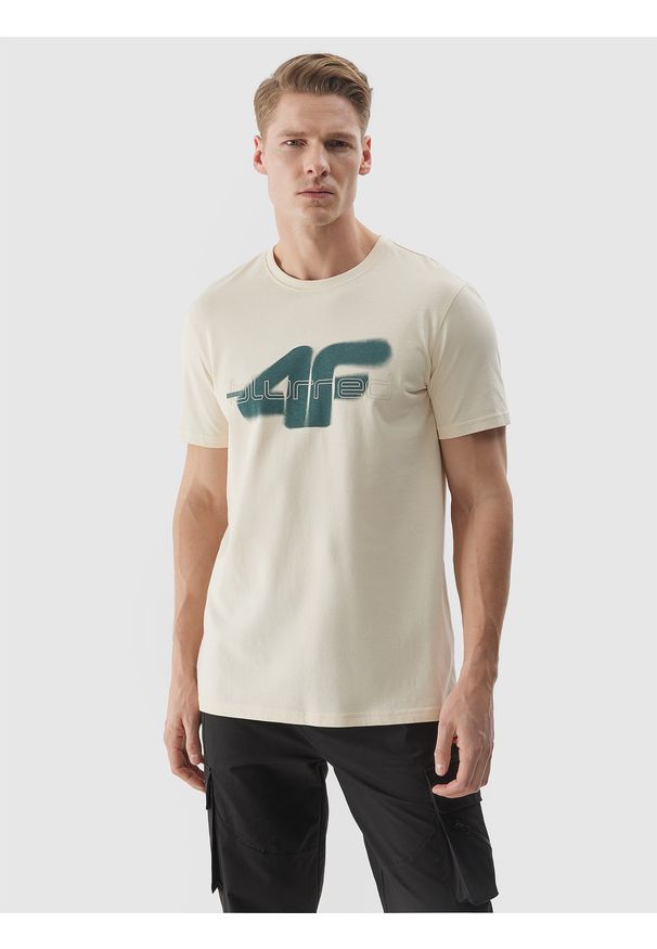 4f - T-shirt regular z nadrukiem męski - kremowy. Okazja: na co dzień. Kolor: beżowy. Materiał: jersey, dzianina, bawełna. Wzór: nadruk. Styl: sportowy, casual, klasyczny