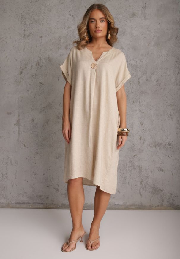 Renee - Beżowa Sukienka o Pudełkowym Kroju z Lnem i Wiskozą Zdobiona Guzikiem Mezynore. Kolekcja: plus size. Kolor: beżowy. Materiał: len, wiskoza. Wzór: aplikacja. Typ sukienki: dla puszystych. Styl: wakacyjny, boho